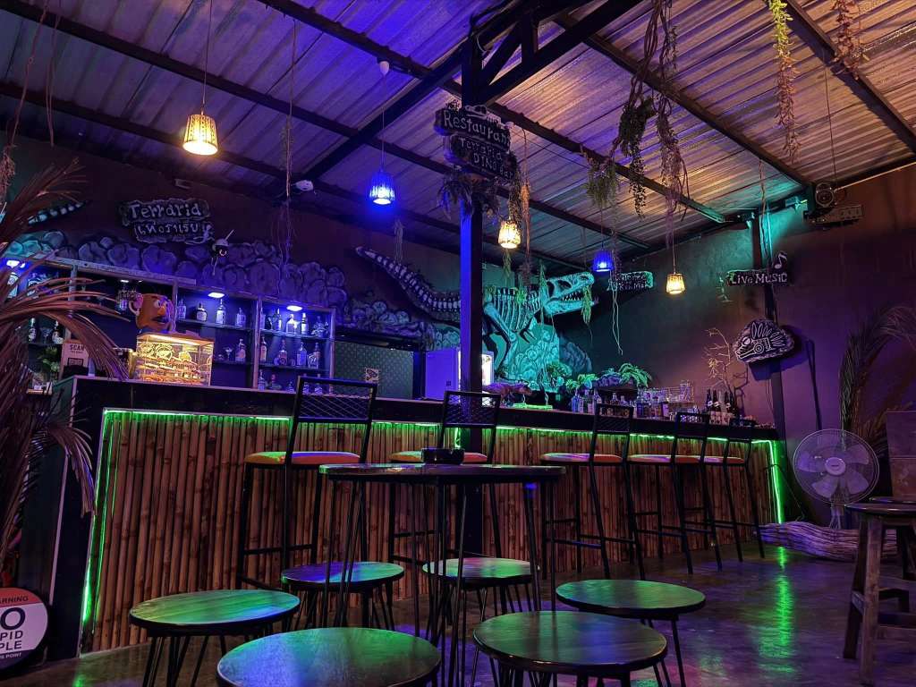 Terraria Bar Koh Mak – Pool Table & Live Music