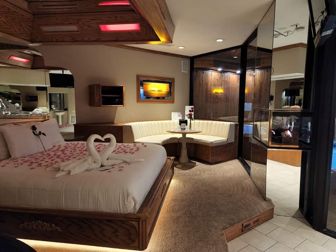 Sybaris Pool Suites Mequon — photo 6