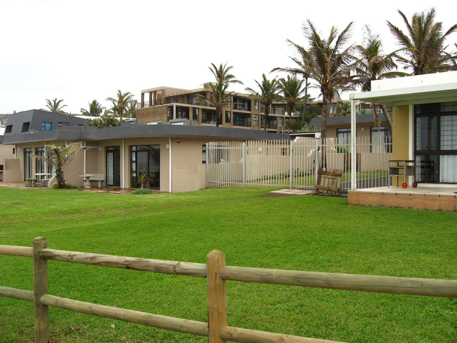 Coral Cove Apartments — photo 1