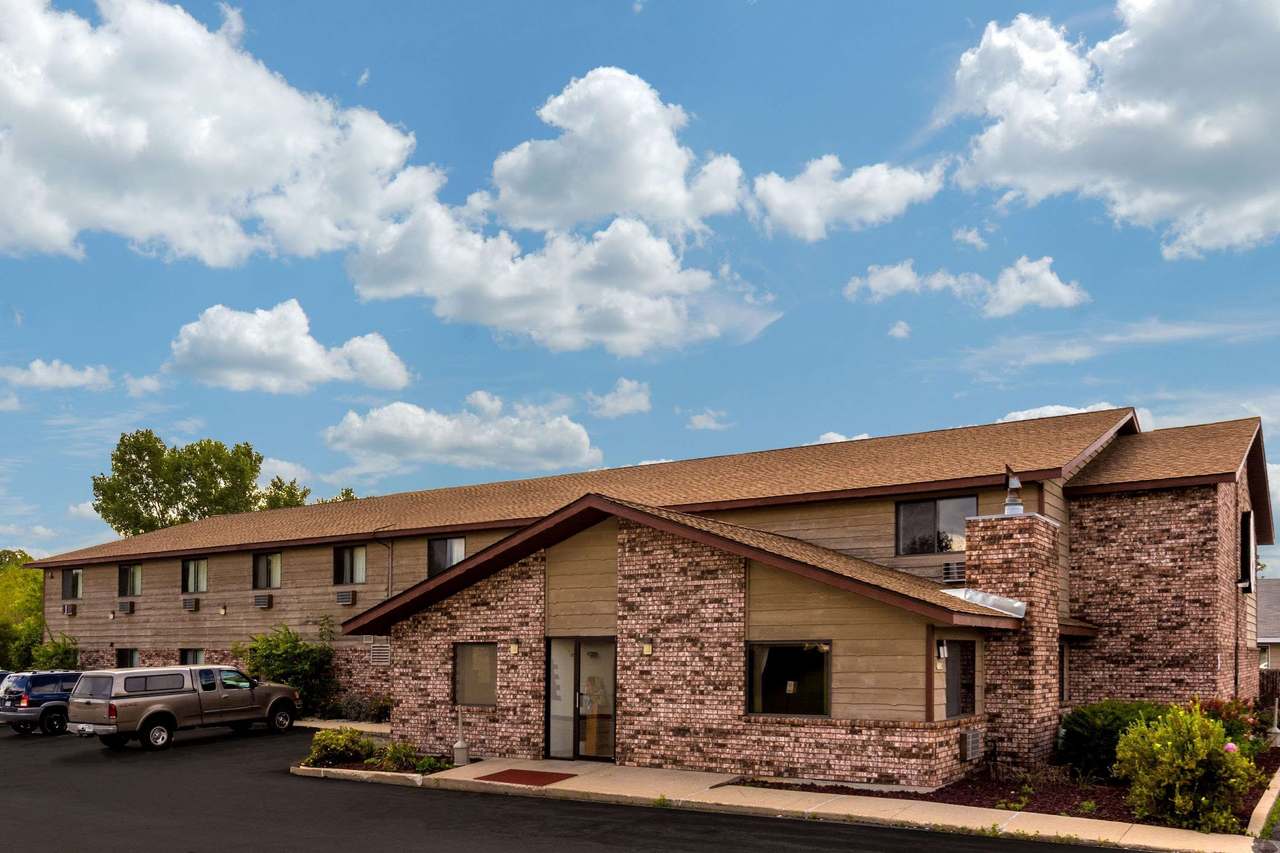 Super 8 by Wyndham Hartford WI — photo 1