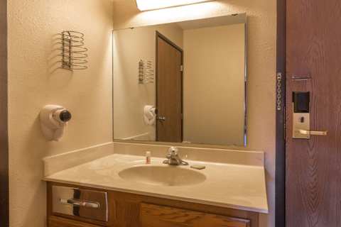 Super 8 by Wyndham Hartford WI — photo 3