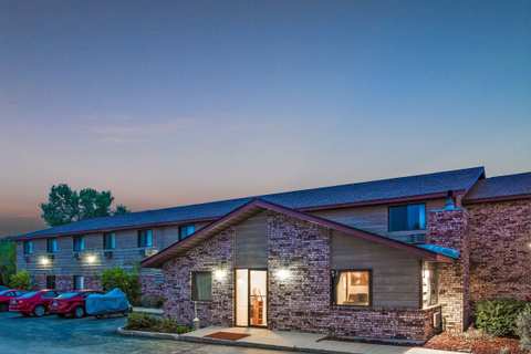 Super 8 by Wyndham Hartford WI — photo 5