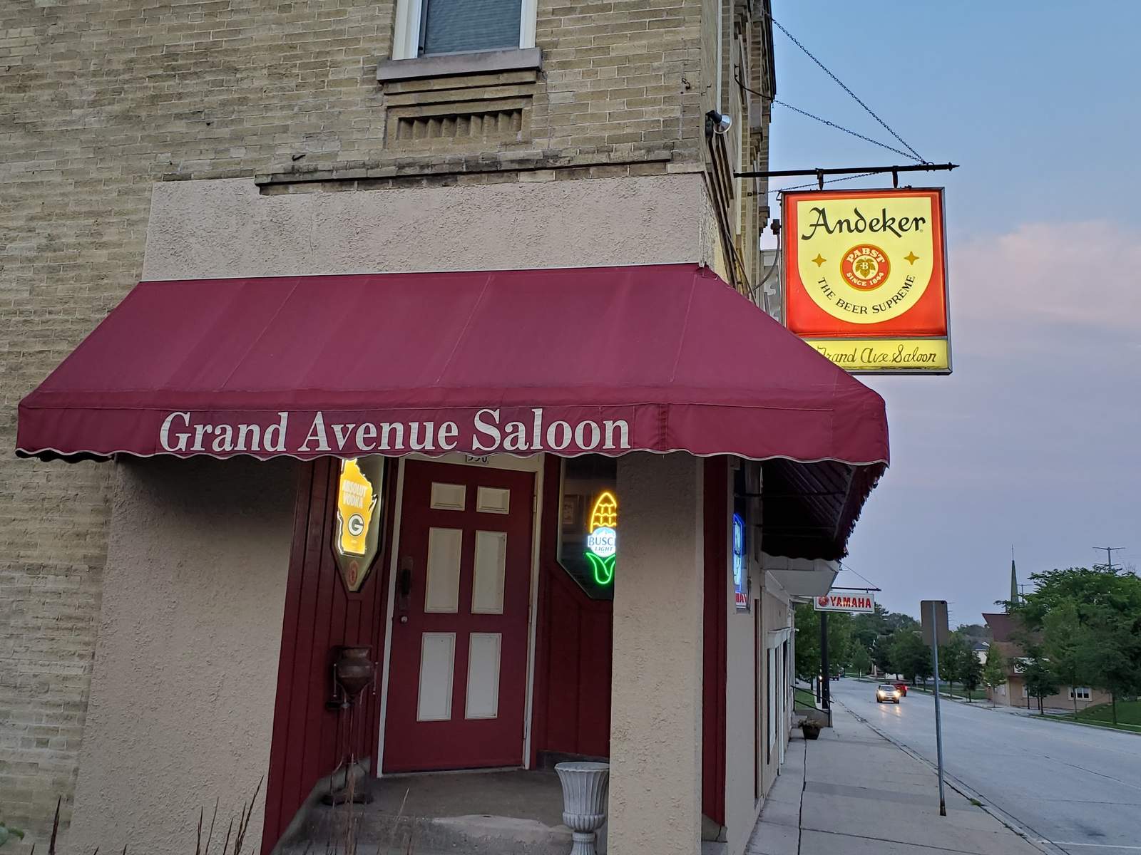Grand Avenue Saloon — photo 1
