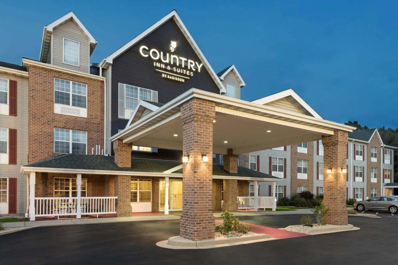 Country Inn & Suites by Radisson, Milwaukee Airport, WI — photo 1