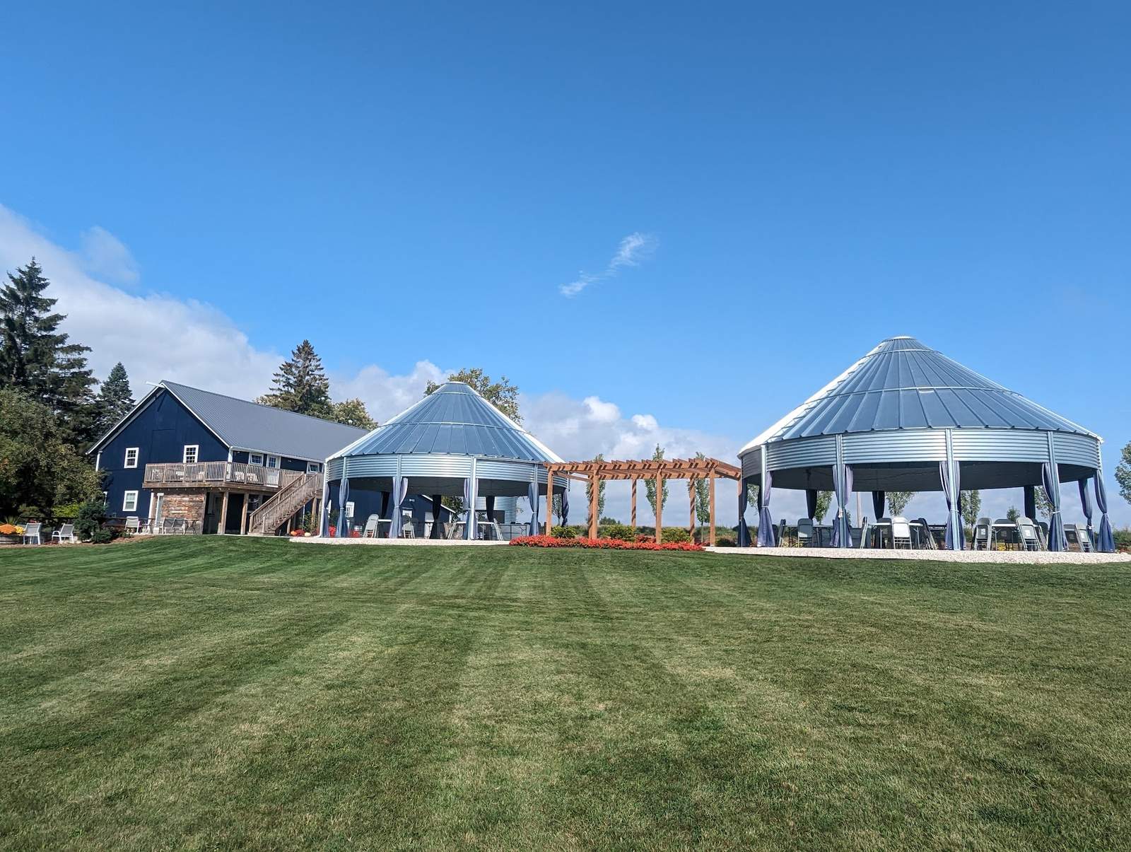 Blue Barn on the Green — photo 1