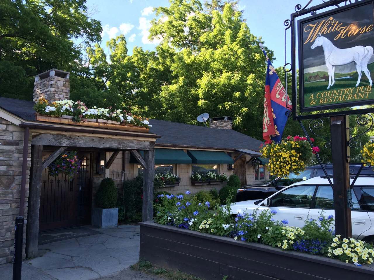 The White Horse — photo 1
