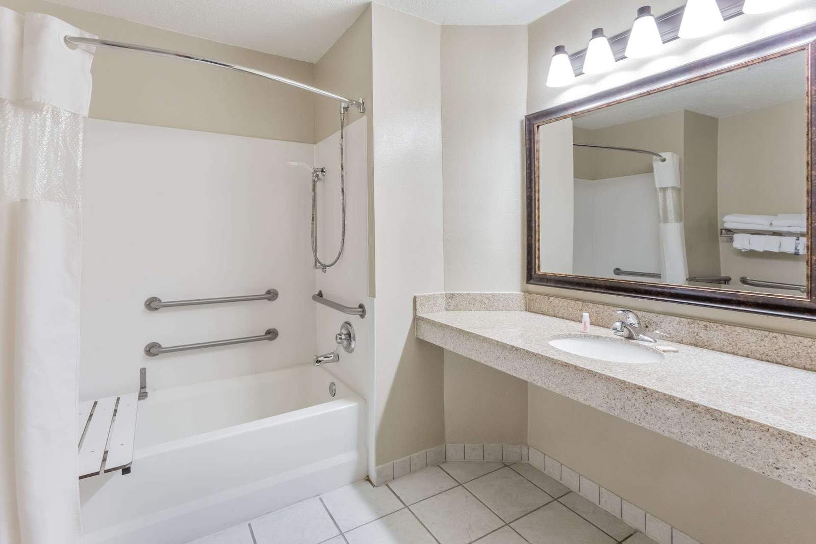 Baymont by Wyndham Mequon Milwaukee Area — photo 4