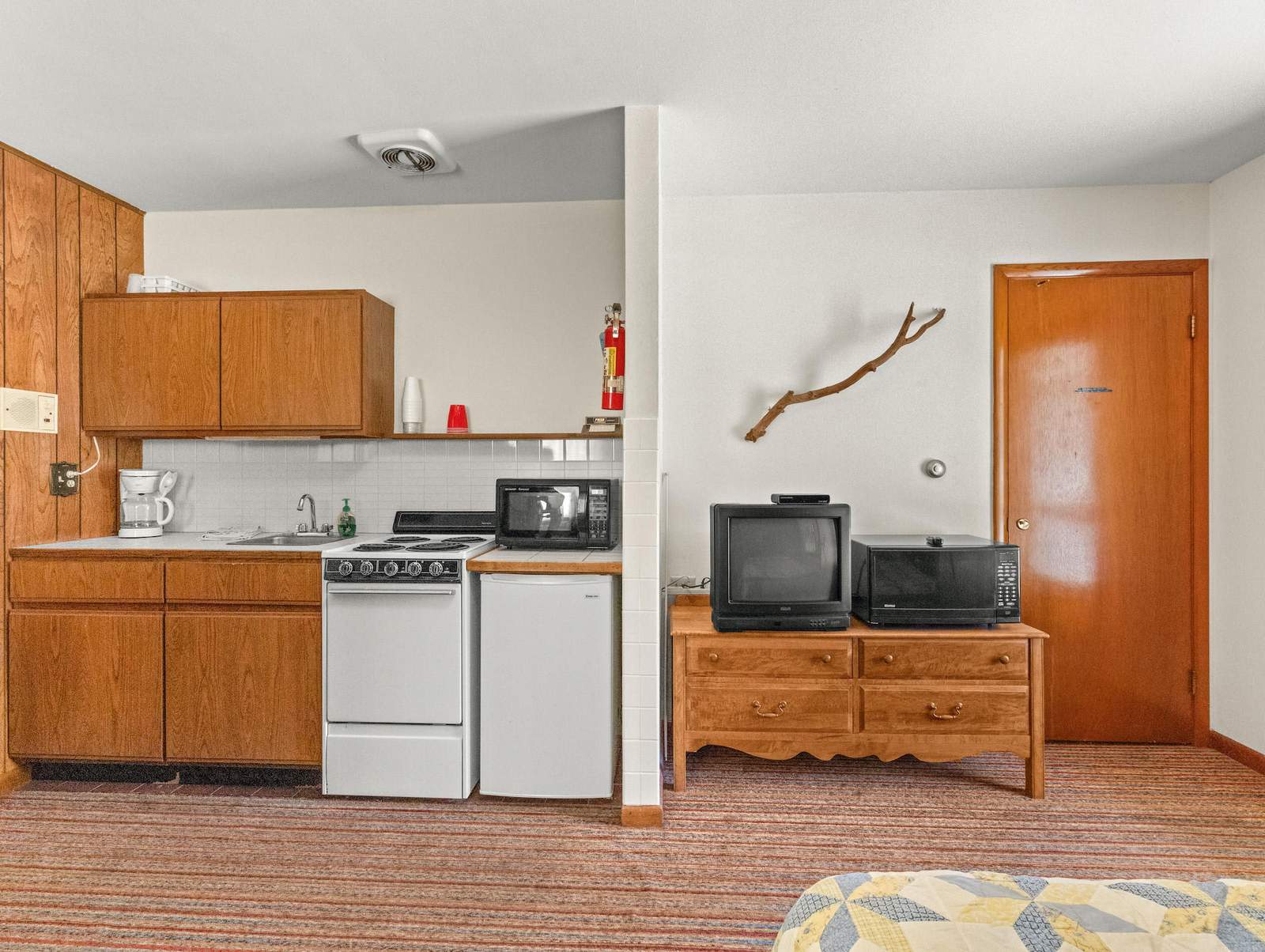 Driftwood motel — photo 9
