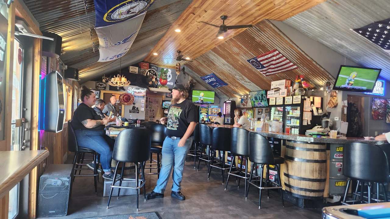 Curve In Bar — photo 1