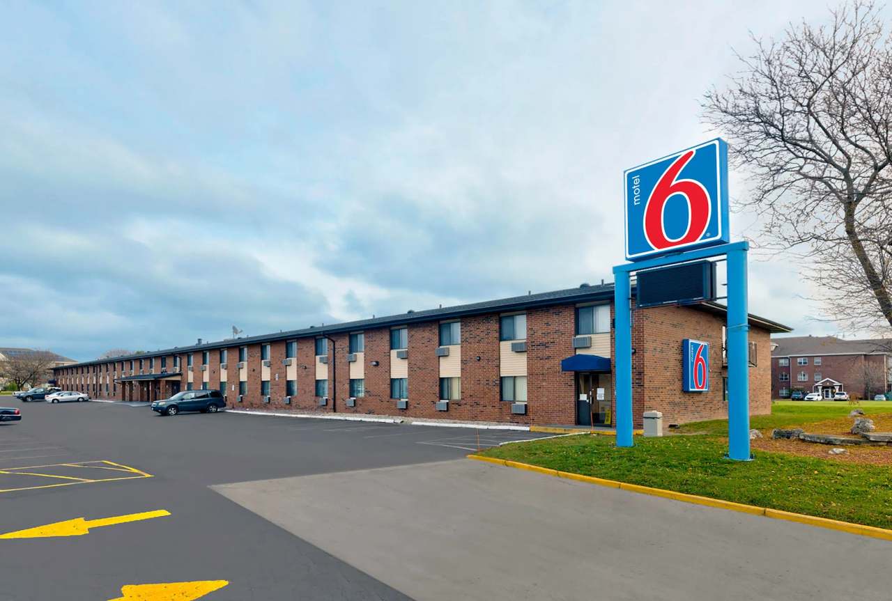 Motel 6 Oak Creek, WI — photo 1