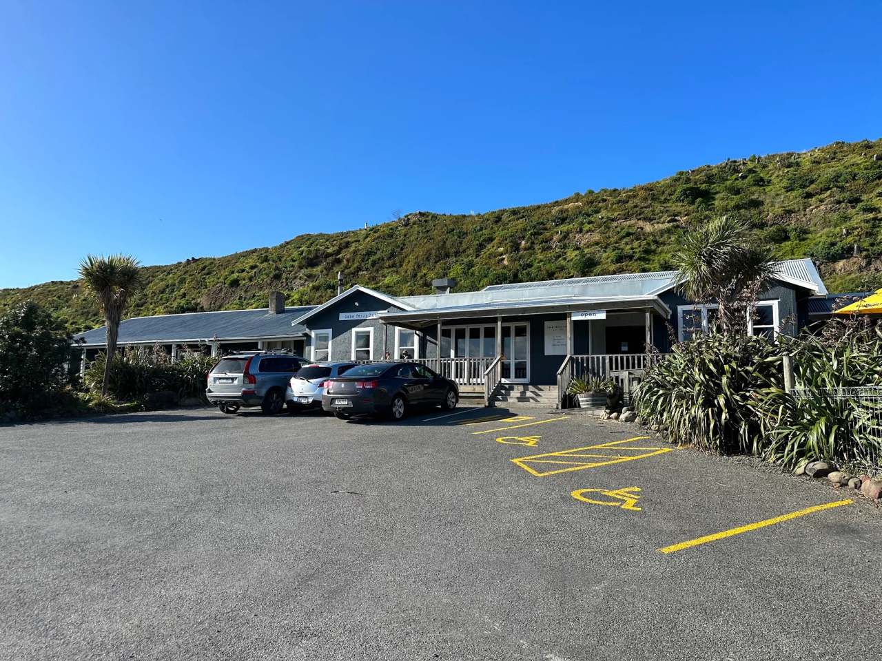 Lake Ferry Hotel — photo 1