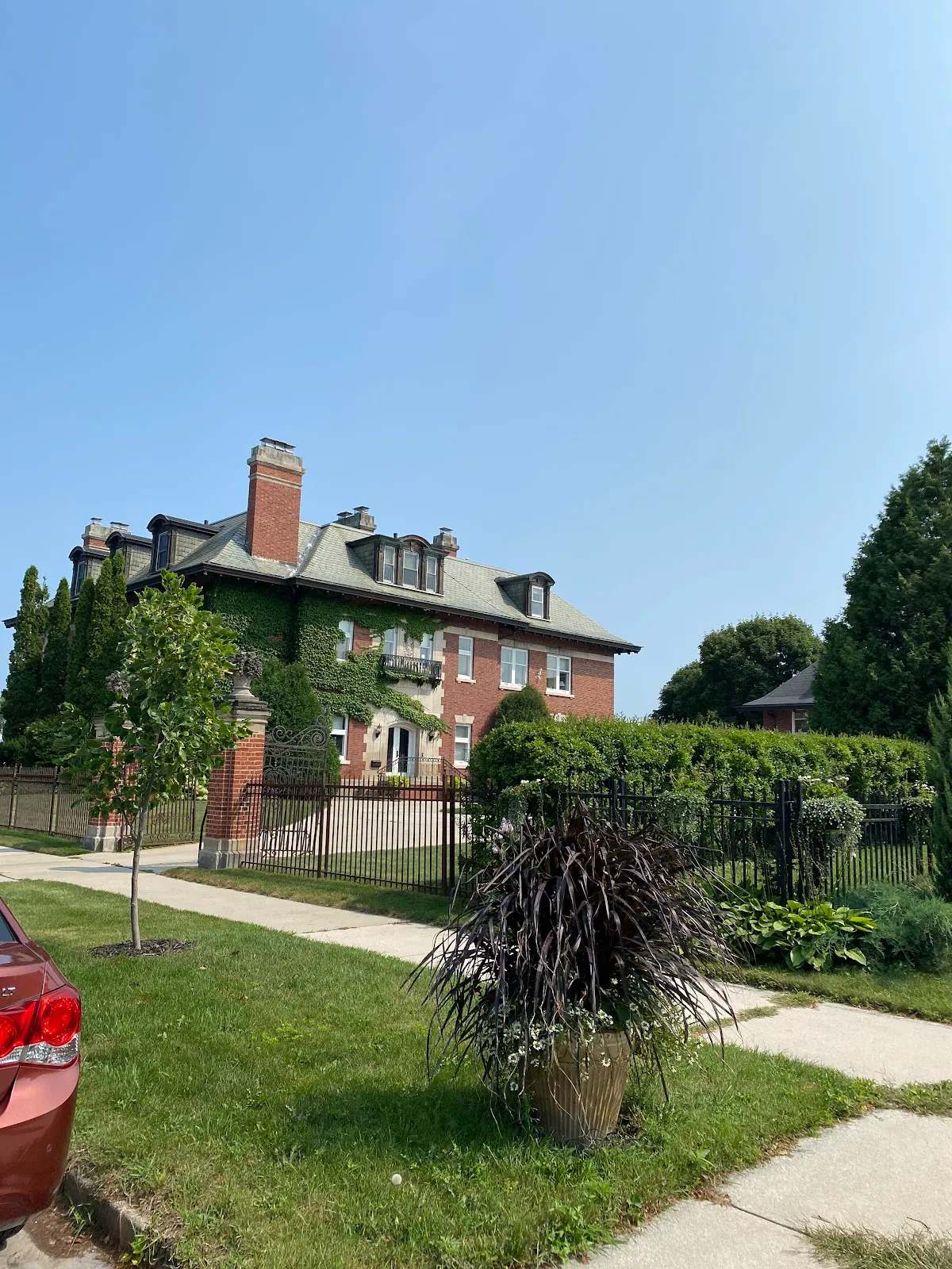 Castino Lakeview Mansion — photo 1