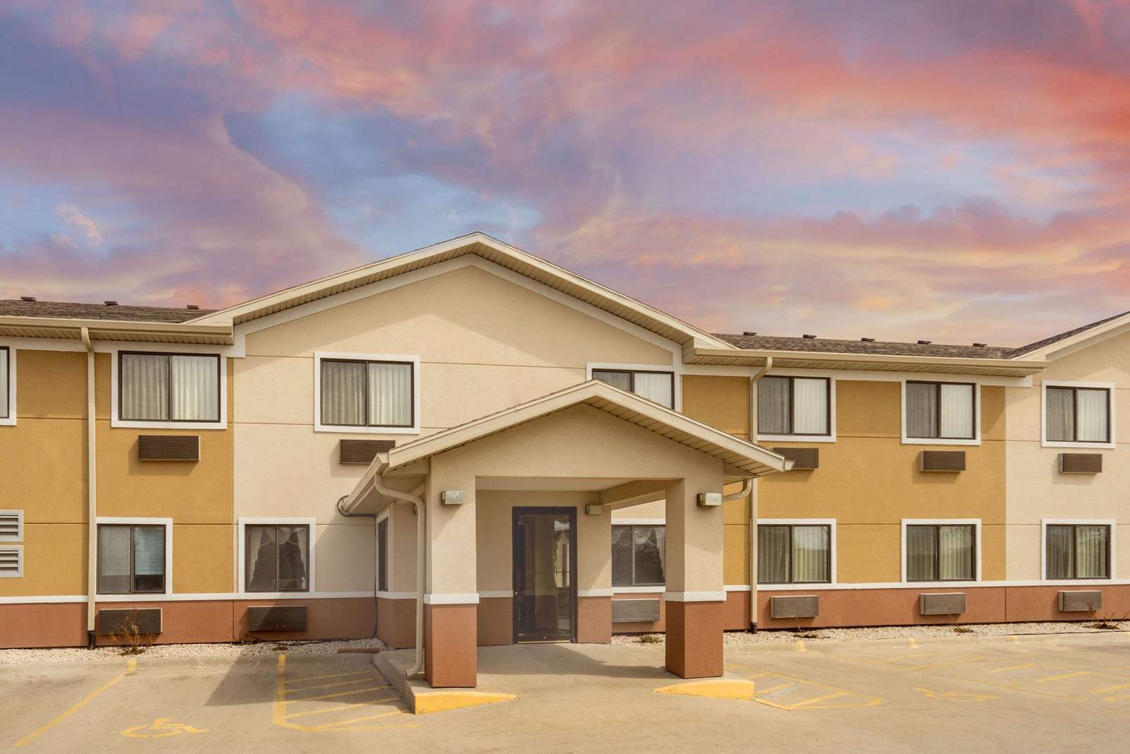 Super 8 by Wyndham Fond Du Lac — photo 1