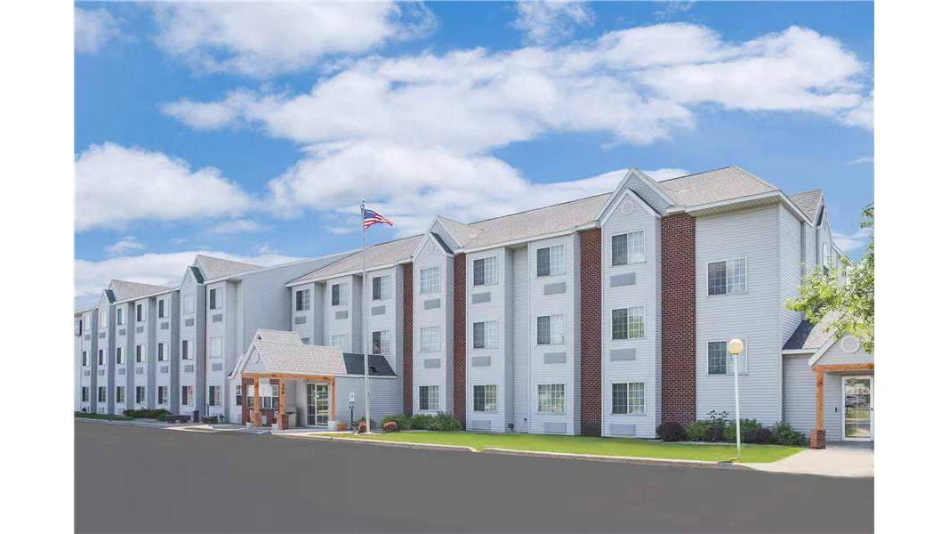 Sleep Inn & Suites Fond du Lac — photo 1